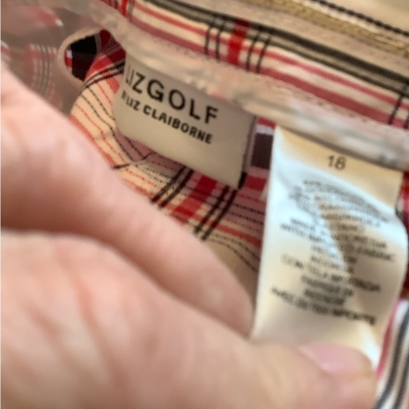 Woman’s  Skort with snap front. In pre owned condition. - Picture 3 of 3